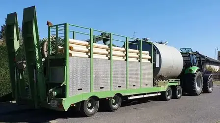 Professionelle Brunnenbohrmaschine von Kurstjens Brunnenbohrunternehmen während des Transports zum Kundenstandort in Limburg