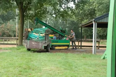 Kurstjens waterput boormachine onderweg naar een locatie