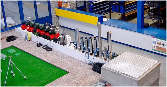 Magazijn met waterpomp onderdelen voor reparatie en onderhoud