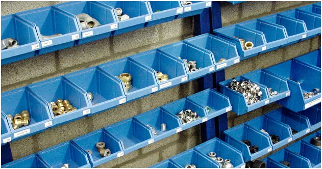 Magazijn Kurstjens Puttenboorbedrijf met uitgebreid assortiment waterpomp onderdelen